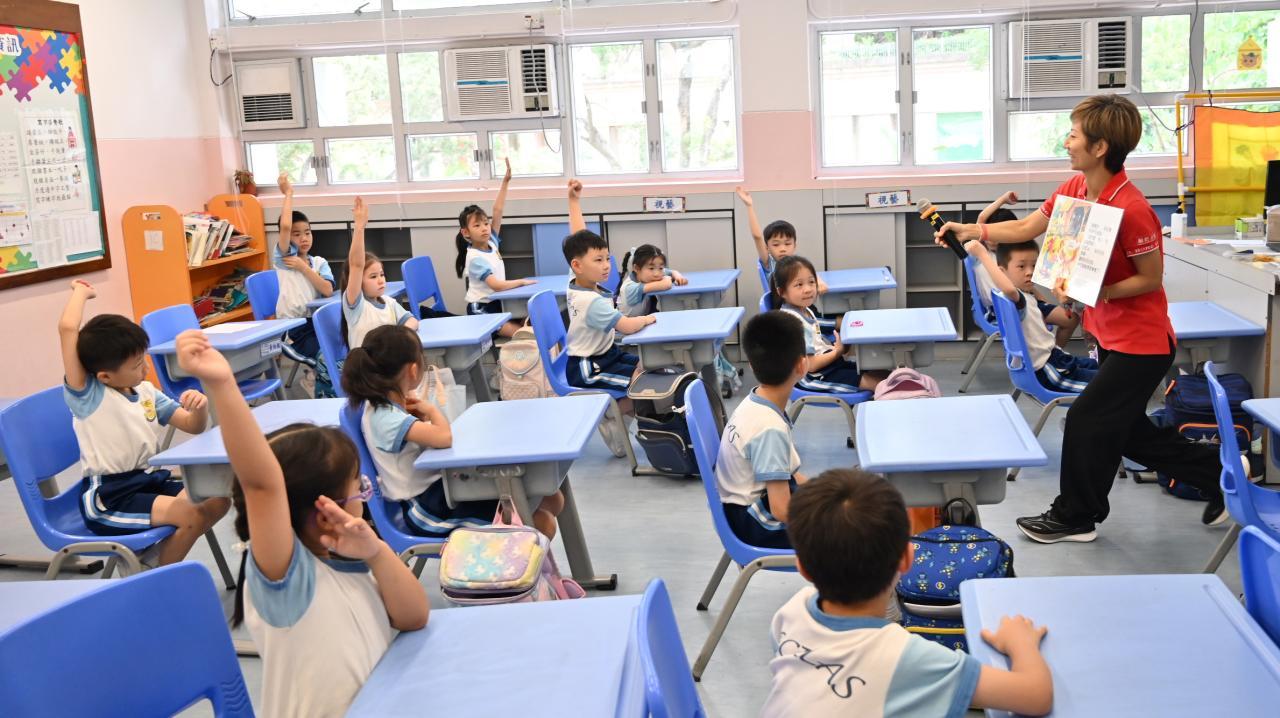 學生樂在其中，陶醉在義工姨姨繪聲繪色的《彩虹豬》演繹中